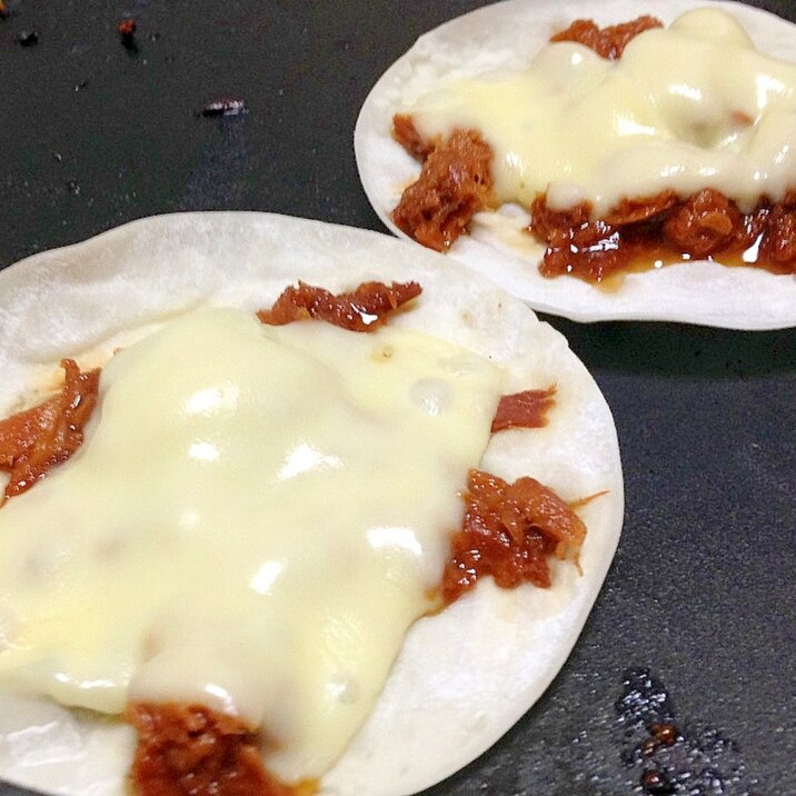 残った餃子皮とまぐろフレークで簡単チーズ焼き♪